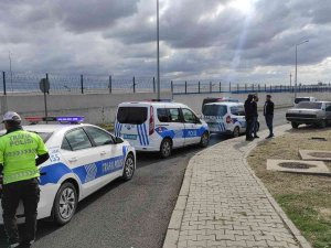 Polis Denetiminden Kaçarken Kaza Yapan Araçtaki Uyuşturucular Yola Saçıldı