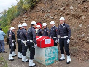 Ayvalık’ta Beyin Kanaması Nedeniyle Hayatını Kaybeden Polis Memuru Memleketinde Toprağa Verildi
