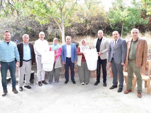 Manisa Büyükşehir Belediyesinden Gördes’e Üzüm Sıkma Makinesi