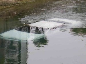 Adana’da Otomobil Sulama Kanalına Düştü, Sürücü Halatla Kurtarıldı