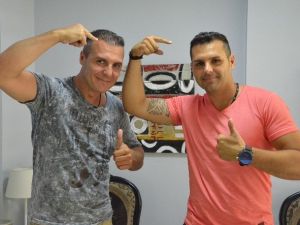 Hem Saç Ektiriyorlar, Hem De Tatil Yapıyorlar