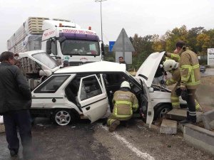 Tırın Çarptığı Otomobil Metrelerce Sürüklendi: 4 Yaralı