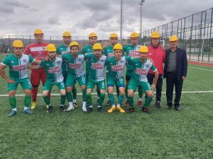Futbolcular, Madenciler İçin Maça Baretle Çıktı