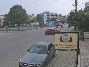 Otomobilin Çarptığı Motosiklet Sürücüsü Havada Takla Attı