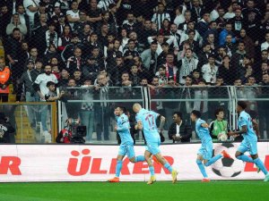 Spor Toto Süper Lig: Beşiktaş: 0 - Trabzonspor: 1 (Maç Devam Ediyor)