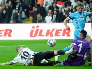 Spor Toto Süper Lig: Beşiktaş: 1 - Trabzonspor: 2 (İ̇lk Yarı)