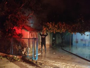 Bucak’ta Ağıl Yangını Korkuttu
