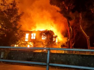İ̇zmir’de 2 Katlı Bina Alev Alev Yandı