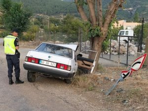 Osmaniye’de Ağaca Çarpan Otomobildeki Karı Koca Yaralandı