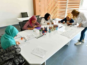 Mola Evinde Veliler De Okuma-yazma Öğreniyor