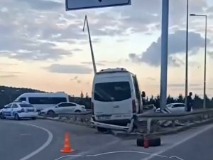 Bariyere Çarpan Servis Aracının Sürücüsü Yaralandı