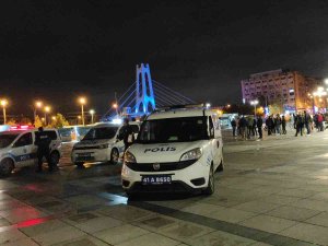 Kentin Göbeğinden Tekme Tokat Birbirlerine Girdiler