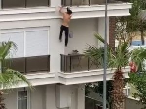Lüks Sitede Oturan Gencin Balkonda Yaptıkları Yürekleri Ağza Getirdi
