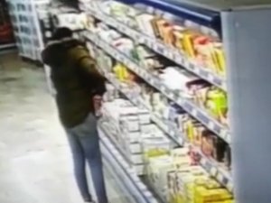 Şarküteri Ürünlerini Pantolonuna Ve Montuna Sokarak Çaldı