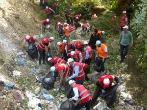 Şemdinli’de Gönüllüler Bir Olup İlçeyi Çöpten Arındırdı