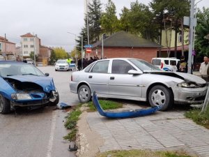 Kavşakta Çarpışan Otomobillerin Sürücüleri Yaralandı