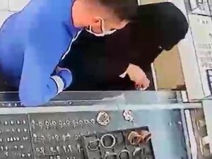 20 Dakika Kuyumcuyu Oyalayıp, 50 Bin Tl’lik Hasır Bileziği Çaldılar