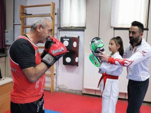 63’lük Dede, Türkiye Şampiyonu Torunuyla Aynı Salonda Ter Döküyor
