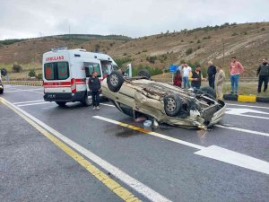 D100’de Otomobil Takla Attı: 2 Yaralı