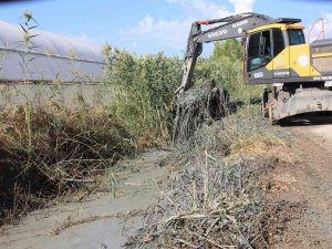 Kaş’ta Taşkınlara Karşı Kanal Temizliği