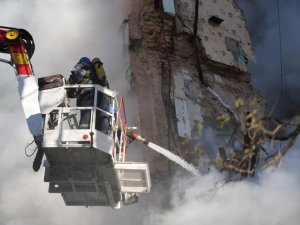 Kiev’de Vurulan Binada Bir Kişinin Cansız Bedenine Ulaşıldı