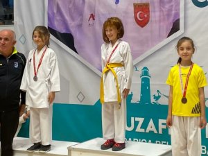 Başiskele Belediyespor Darıca’da Madalyaları Topladı