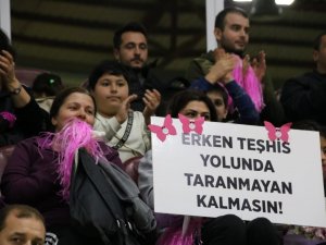 Voleybol Müsabakasında Meme Kanserine Dikkat Çektiler