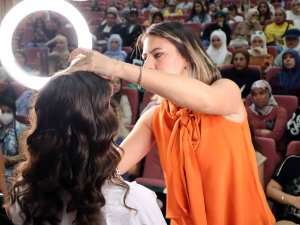 Üniversite Öğrencilerine Makyaj Eğitimi