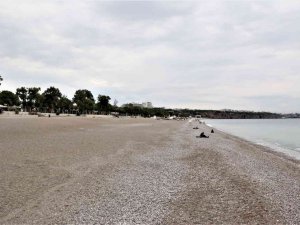 Milyonlarca Turistin Akın Ettiği Dünyaca Ünlü Sahilde Yağmur Sessizliği
