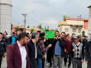 Komşusunun 20 Bıçak Darbesiyle Öldürdüğü Kadın Toprağa Verildi