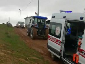 Çamura Saplanan Ambulansı Traktör İle Çektiler
