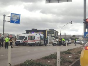 Ambulans İle Otomobil Çarpıştı: 3 Yaralı