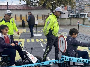 Öğrencilere Mobil Eğitim Tırında Trafik Eğitimi Verildi