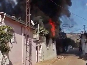 Tüpten Sızan Gaz Bomba Gibi Patladı, Evde Yangın Çıktı
