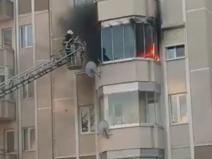 Tekirdağ’da Korkutan Yangın: İ̇tfaiye Erinin Alevlerle Mücadelesi Kamerada