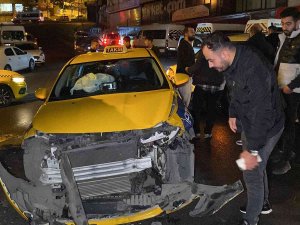 Esenyurt’ta Ticari Taksiyle Otomobil Kafa Kafaya Çarpıştı: 2 Yaralı