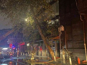 Beşiktaş’ta 2 Katlı Ahşap Binada Bulunan Lüks Kafe Alev Alev Yandı