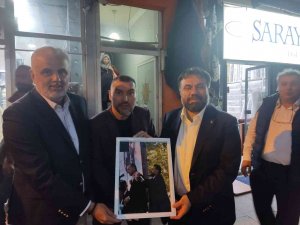 Ayvalık’ta Ak Parti İ̇l Başkanı Başaran’a Anlamlı Jest