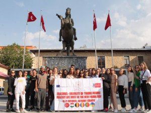 Yabancı Uyruklu Erasmus Öğrencileri Bayburt’ta Çuval Yarışı Yaptı Mendil Kapmaca Oynadı