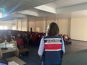 Jandarma Üniversite Kız Öğrenci Yurdunda Kalan Öğrencileri Bilgilendirdi