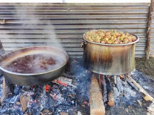 Artvin’de Elma Pekmezi Geleneksel Yöntemlerle Yapılıyor
