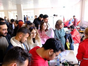Üniversiteli Öğrenciler Kan Bağışında Bulundu