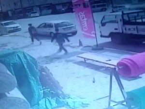 Kayan Kamyonu Eliyle Durdurmak İstedi, Sıkıştığı Yerden Esnafın Yardımıyla Çıkartıldı
