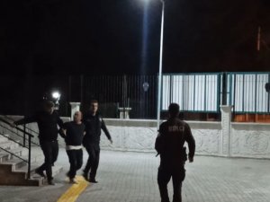 Çevreyi Rahatsız Eden Alkollü Şahıs Müdahaleye Gelen Polislere Saldırdı