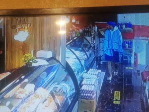 Turist Görünümlü Şahsın, Otomobil Hırsızlığı Kamerada