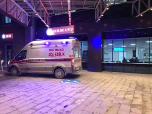 Otomobil Ve Minibüsün Çarpıştığı Kazada 3 Kişi Yaralandı