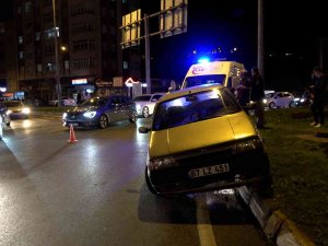 Virajı Alamayan Sürücü Otomobiliyle Refüje Çıktı