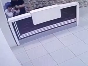 Güvenlik Görevlisi Site Sakini Kadına Mesaj Attı; Yumruk Darbelerinin Hedefi Oldu