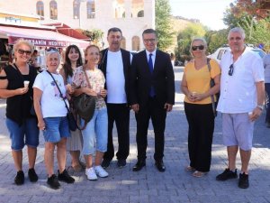 Yolda Gördüğü Turistleri Durdurup İlçeyi Sordu