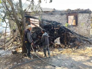 Karacasu’da Müstakil Ev Çıkan Yangında Küle Döndü